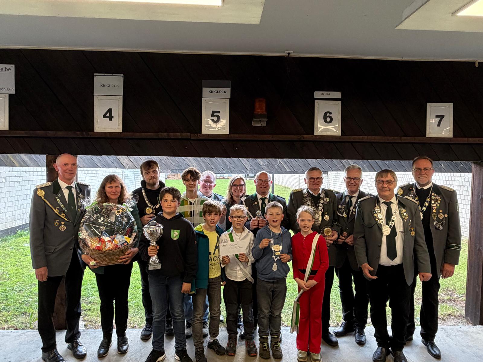 Gruppenfoto mit Pokalen und Auszeichnungen beim Schützenfest im Mai 2026